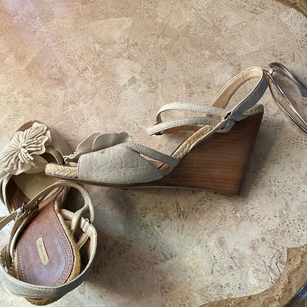 Max Studio Wedge Heels - Picture 2 of 6
